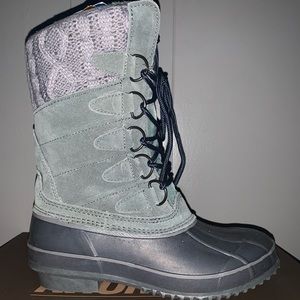 KHOMBU grey and navy cozy boots